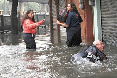 En Venustiano Carranza quedan atrapados en azoteas