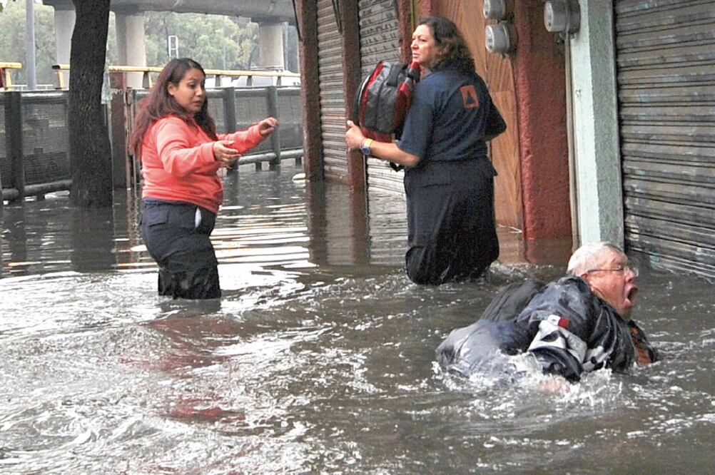 Personal de Protección Civil que laboró en Pensador Mexicano también tuvo dificultades por las aguas negras que cubrieron la zona. (ARMANDO MARTÍNEZ. EL UNIVERSAL)