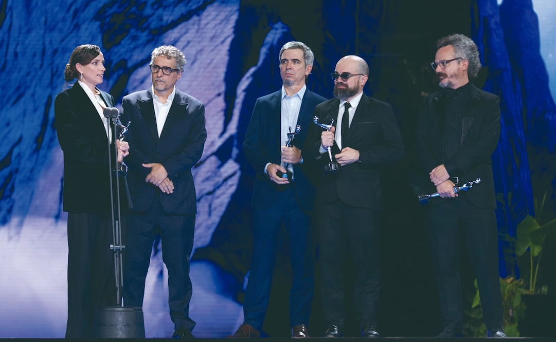 El equipo comandado por el director Kleber Mendonça Filho (segundo de izq a der), quien obtuvo los premios de Película, Dirección y Guion por El agente secreto. El filme también logró el de Interpretación masculina. Foto: Premios PLATINO Xcaret