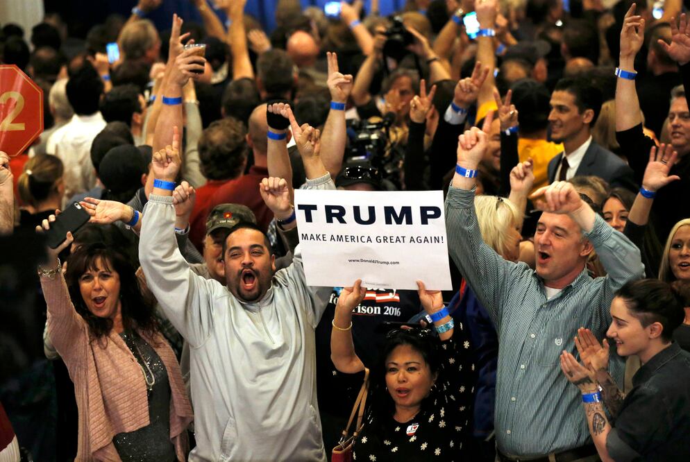 Simpatizantes de Donald Trump celebran su triunfo en los caucus de Nevada, tan pronto las televisoras dieron a conocer los primeros resultados (JIM YOUNG. REUTERS)