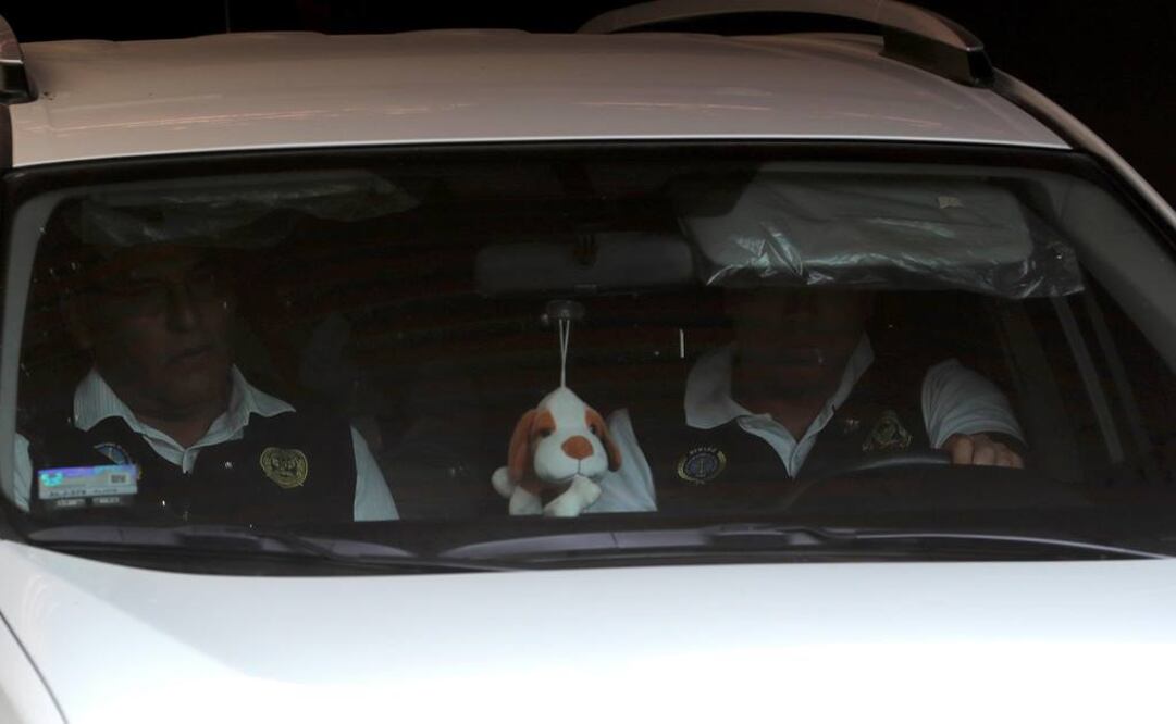 El expresidente peruano Pedro Pablo Kuczynski (al interior del vehículo) sale de su casa en Lima (Perú) detenido por la Policía Nacional (Foto: EFE)