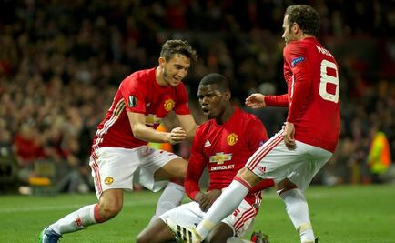 Manchester United golea y toma el paso en Liga Europa