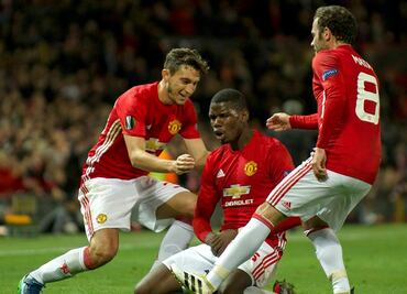 Manchester United golea y toma el paso en Liga Europa