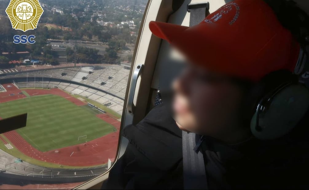 Elementos de la SSC llevan a menor enfermo a sobrevolar la CDMX en helicóptero.
Foto: Especial.
