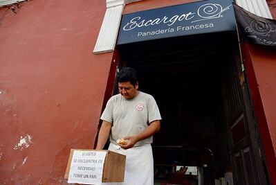Reparte pan gratis a gente con hambre en calles de Yucatán