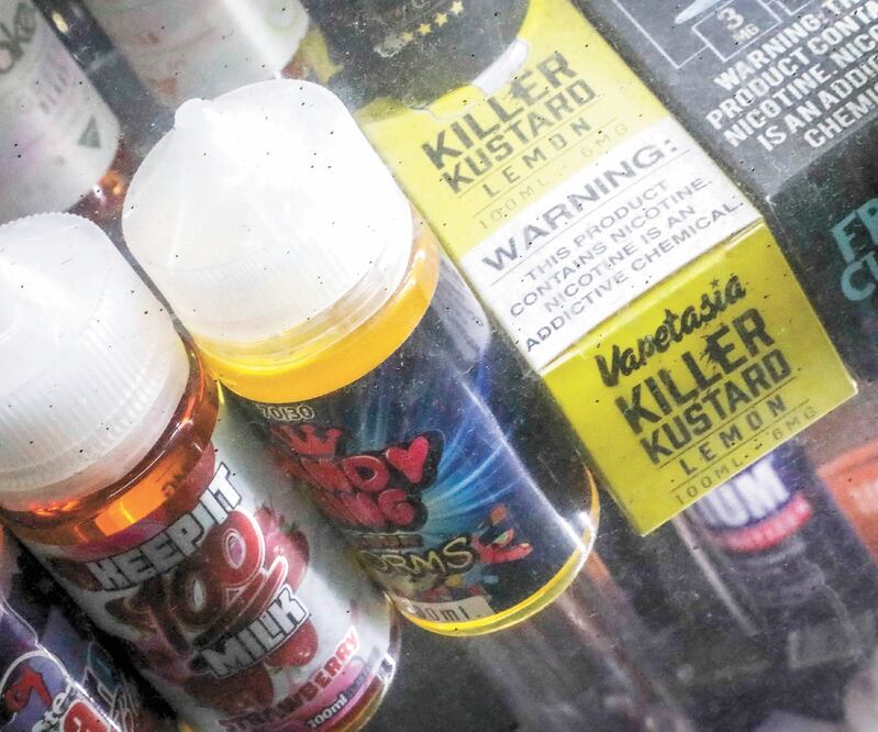 Soluciones de vapeo con sabor en una tienda en Nueva York. Washington prohibirá algunos sabores en los cigarrillos electrónicos. BEBETO MATTHEWS. AP