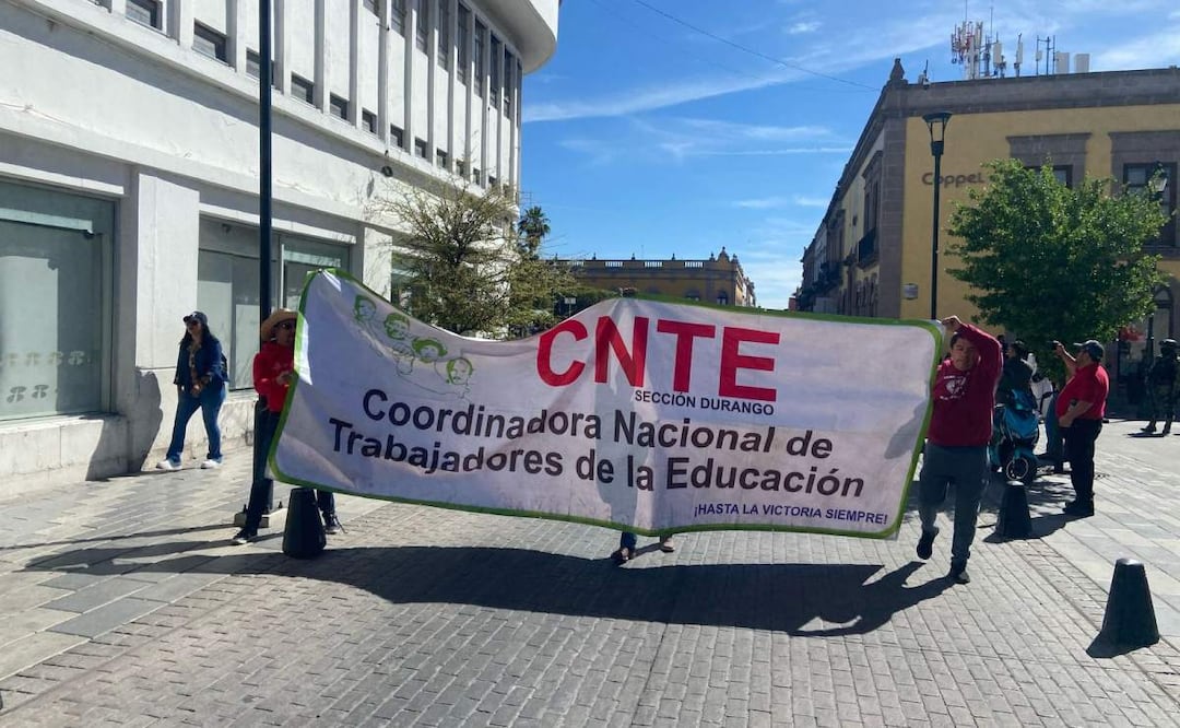 Maestros de la CNTE en Durango toman las calles y protestan contra la Ley del ISSSTE impulsada por la presidenta Claudia Sheinbaum (21/03/2025). Foto: Especial