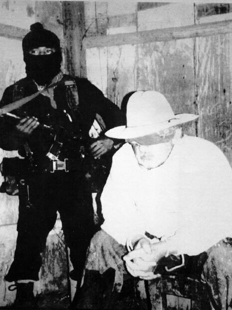Imagen del 31 de enero de 1994, con el exgobernador de Chiapas, general Absalón Castellanos, durante su secuestro a manos de zapatistas. Su liberación ocurrió 18 días después, gracias a las negociaciones de paz con Manuel Camacho Solís. Foto: ESPECIAL.