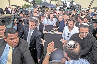 "Jacob Ben David" se lee sobre su tumba