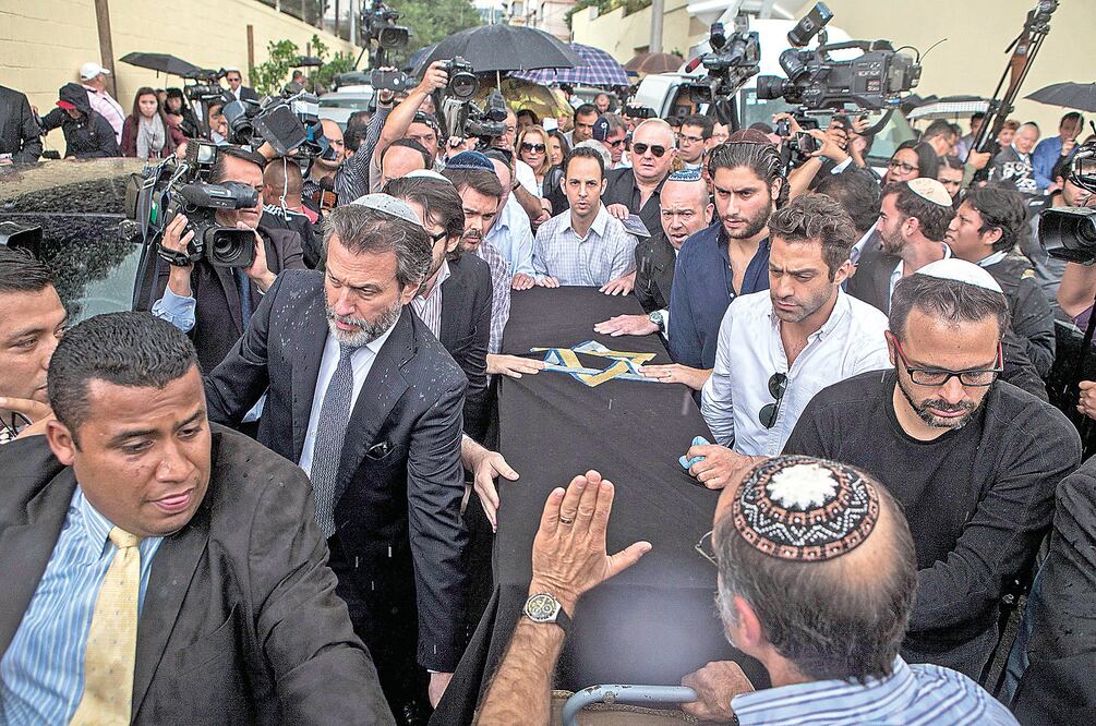 "Jacob Ben David" se lee sobre su tumba