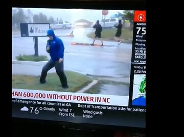 Reportero finge luchar contra huracán "Florence"