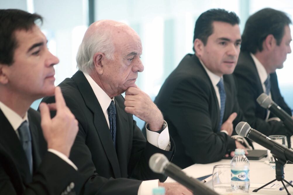 Francisco González, presidente de BBVA-Bancomer (centro), dijo que un presidente con visión del pasado puede llevar a México al desastre (ALEJANDRA LEYVA. EL UNIVERSAL)