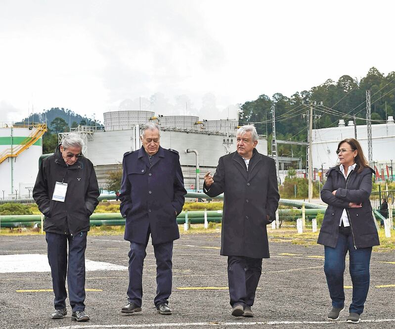 El director de la CFE, Manuel Bartlett (segundo de izq. a der.) visitó junto con el presidente Andrés Manuel López Obrador una central geotermoeléctria. Foto: PRESIDENCIA