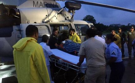 Rescatan a tripulantes de helicóptero que se desplomó en el mar