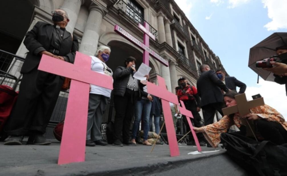 Mamá de Mariana Lima, víctima de feminicidio en 2010, coloca cruz en Plaza de los Mártires por ineficacia de autoridades