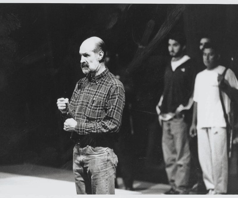 Luis de Tavira durante los ensayos de Felipe Ángeles, cuyo montaje realizó para el Festival Internacional Cervantino. INBAL/CITRU. COL. FOT. COORDINACIÓN NACIONAL DE TEATRO