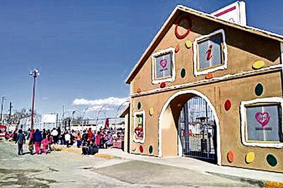 Familias soportan lluvia y frío por obtener un regalo 