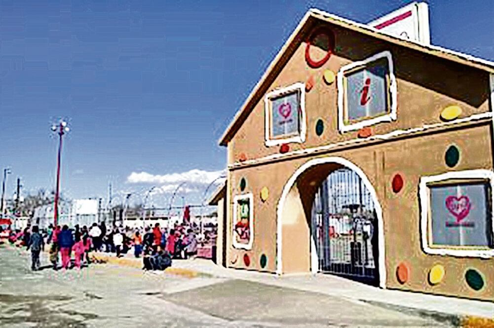 Desde la tarde del viernes el municipio habilitó una enorme carpa donde se resguardaron los que durmieron en el lugar; se les proporcionaron cobijas y colchonetas, además de montar dos pantallas gigantes para ver películas (LUIS FIERRO. EL UNIVERSAL)