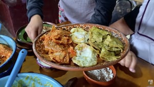 Cómo hacer chilaquiles divorciados con la receta de Doña Ángela 