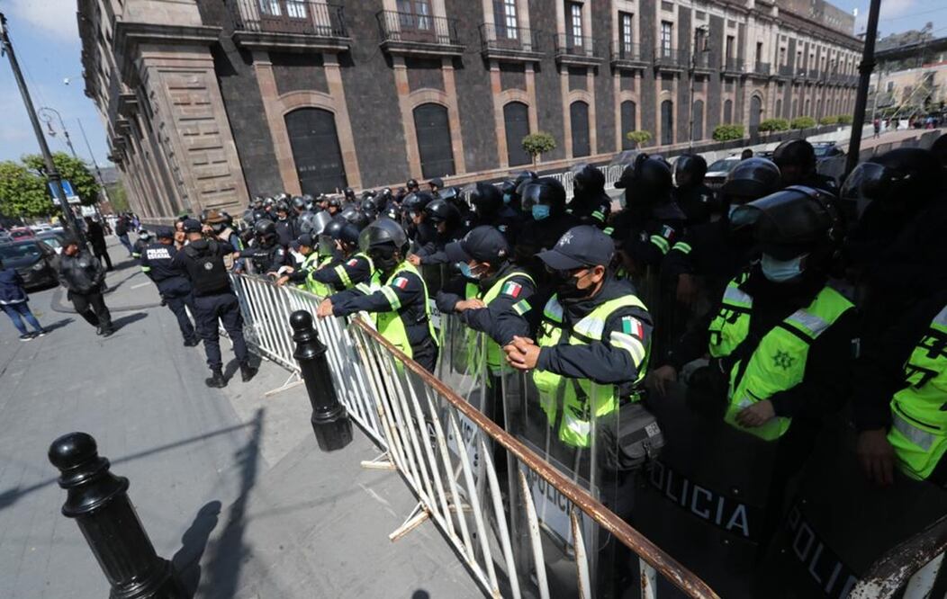 En el perímetro de la Plaza de los Mártires y sobre la calle de Riva Palacio, además en el Palacio de Gobierno, el dispositivo de seguridad es permanente. FOTO: Jorge Alvarado/EL UNIVERSAL