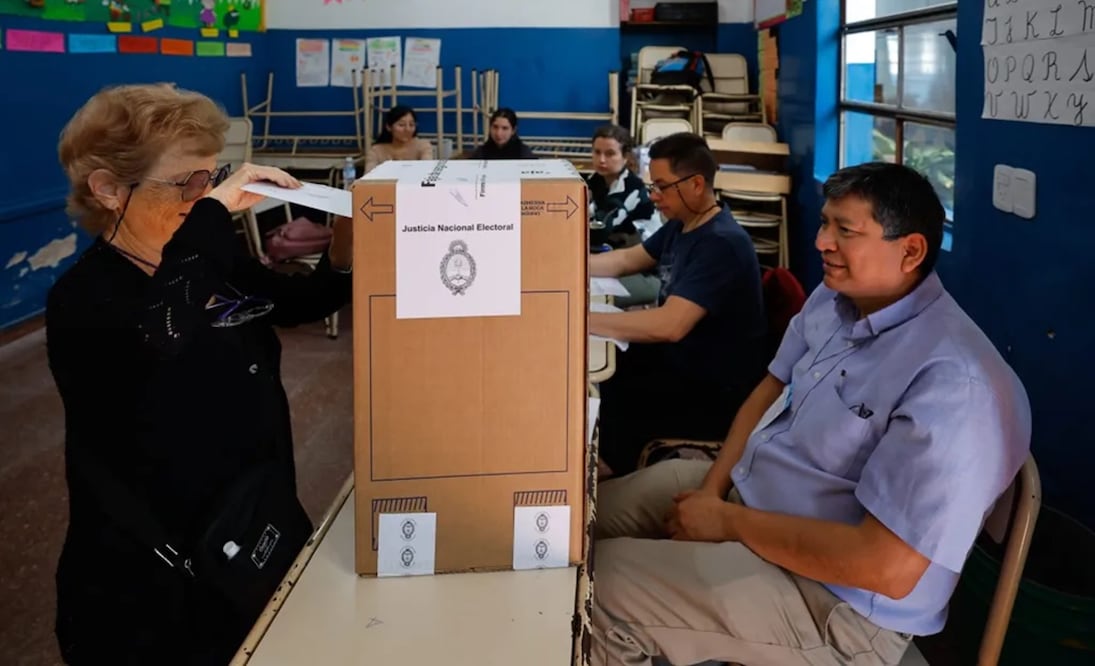 Una mujer vota en la segunda vuelta de las elecciones presidenciales hoy, en un colegio electoral, en Buenos Aires (Argentina). Foto: EFE