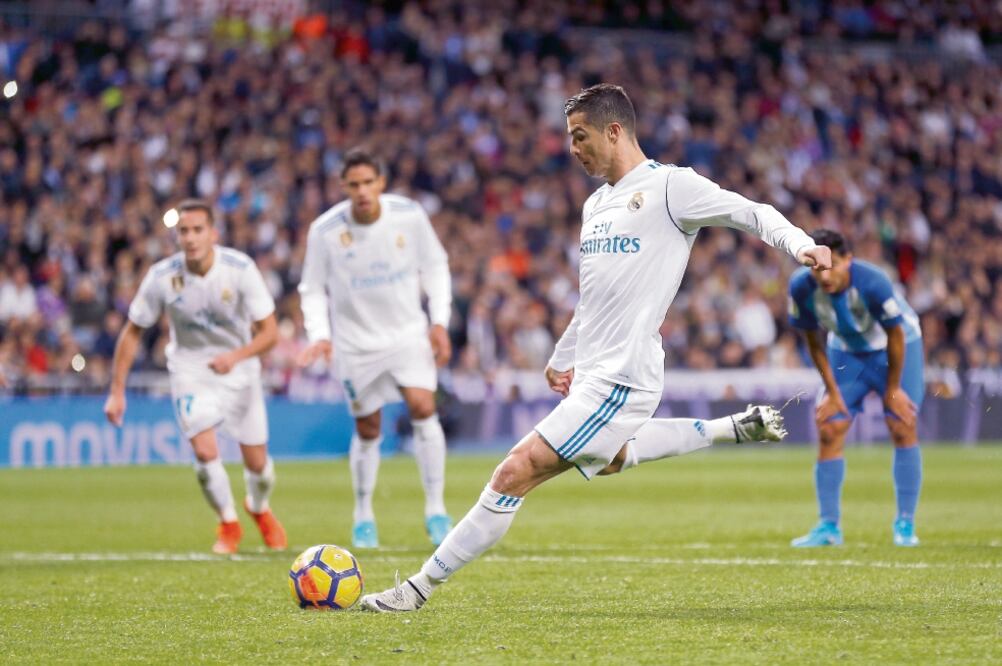 Cristiano Ronaldo anotó de penalti, en un doble remate, tras la atajada inicial de Roberto. (FRANCISCO SECO. AP)