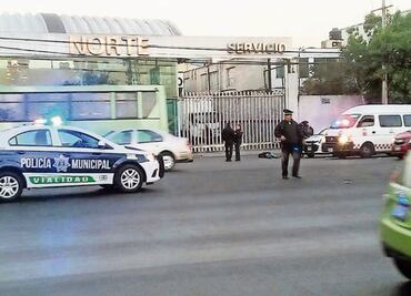 Policía muere al frustar asalto en autobús