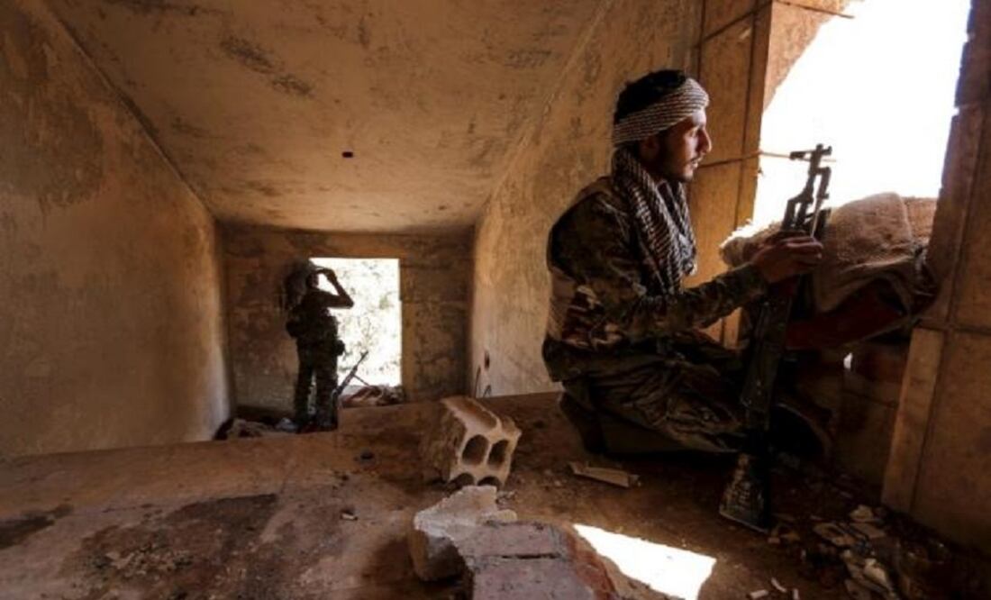 Kurdish People's Protection Units (YPG) fighters take up positions inside a damaged building in al-Vilat al-Homor neighborhood in Hasaka city, as they monitor the movements of Islamic State fighters. (Photo: Reuters)