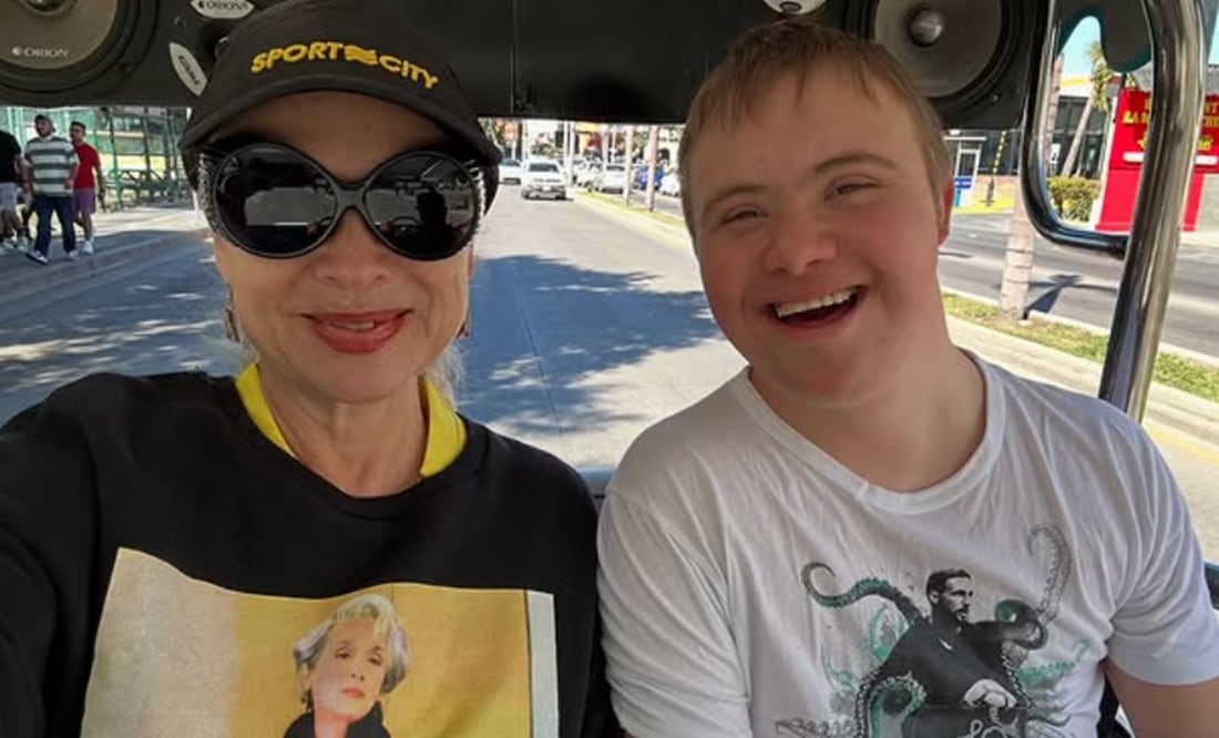 Luciano nació con síndrome de Down, una condición genética que requiere apoyo especializado para su desarrollo. Luciano completó un diplomado en gastronomía y nutrición en la Universidad Anáhuac Sur, lo que ha sido celebrado por su madre como un gran logro.