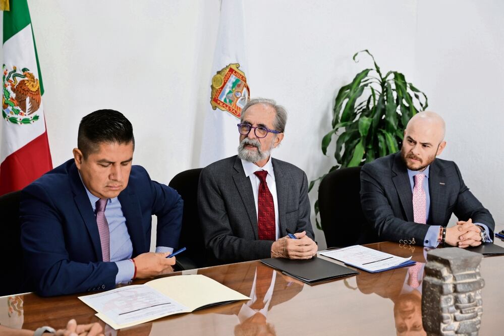 Pedro Moctezuma (centro) firmó un convenio con la empresa papelera GCP para aprovechar el agua tratada. Foto: Jorge Alvarado | El Universal