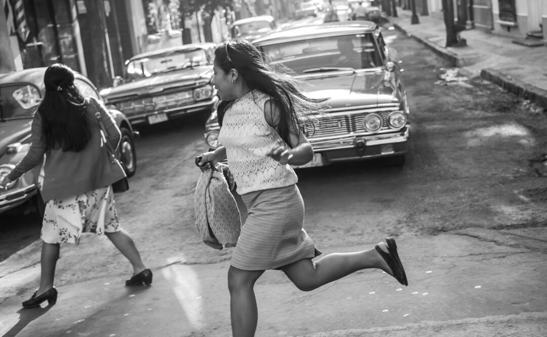 En ROMA, Cleo, protagonizada por Yalitza Aparicio, corre en las calles de aquél México de los años 70. Foto: Especial 