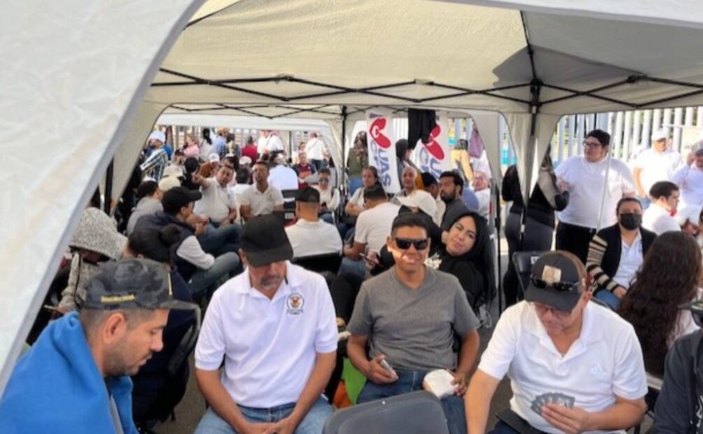 Los universitarios que bloquearon por espacio de dieciocho horas los accesos al Congreso del Estado lo que motivó la cancelación de la reunión de trabajo con del gobernador, Rubén Rocha Moya. Foto: Javier Cabrera Martínez/El Universal