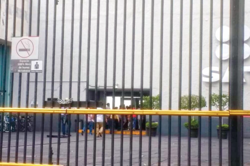 Manifestantes invadieron ayer las oficinas del SAT en avenida Hidalgo. (MIGUEL MOSCOSA EL UNIVERSAL)