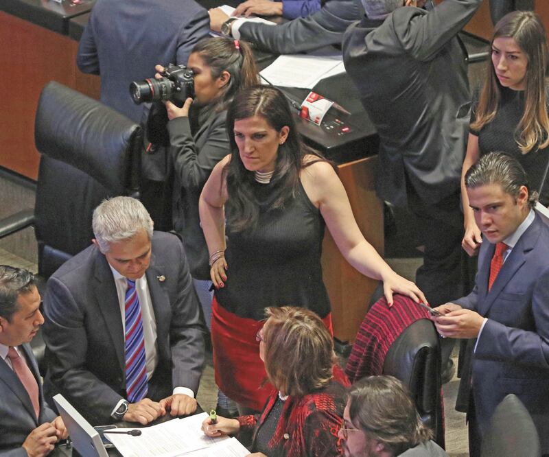La presidenta de la Comisión de Derechos Humanos del Senado, Kenia López Rabadán (centro), exhortó a los legisladores a que rechacen que el presidente López Obrador atente contra el derecho a la información. Foto: CARLOS MEJÍA. EL UNIVERSAL
