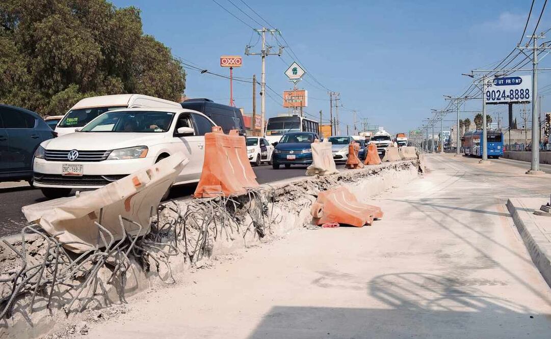 Ya iniciaron la demolición del concreto hidráulico que forma parte del carril confinado en la zona donde se encuentran restaurantes. Foto: Osmar Alvarado / EL UNIVERSAL