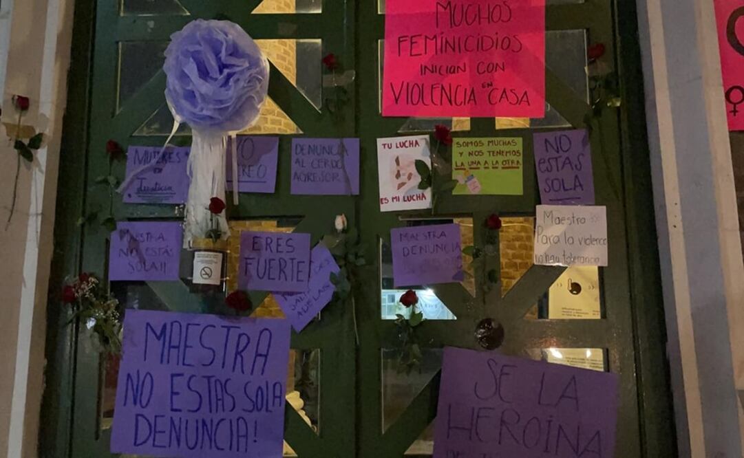 A las instalaciones de la preparatoria llegaron grupos de alumnas y feministas para hacer público que apoyan a la maestra. Foto: Jorge Alvarado