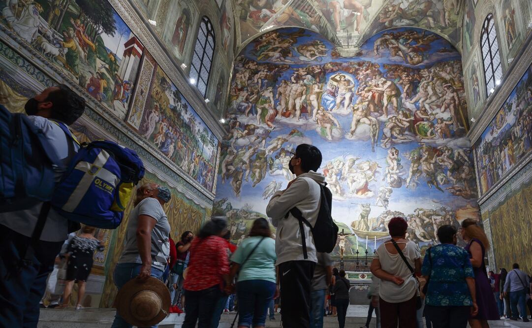 Personas visitan la réplica de la Capilla Sixtina, ayer 21 de abril. Foto: EFE/José Méndez, archivo