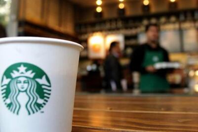 Jueza de EU obliga a Starbucks a readmitir a 7 empleados que querían sindicarse
