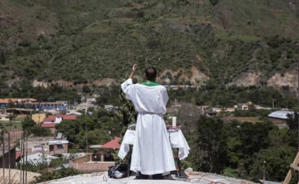 Contra viento y... pandemia: sacerdote peruano oficia misa desde el tejado de la iglesia