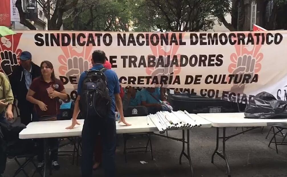 Al menos un centenar de sindicalizados se plantaron afuera de las oficinas del presidente electo, Andrés Manuel López Obrador. Foto: Especial