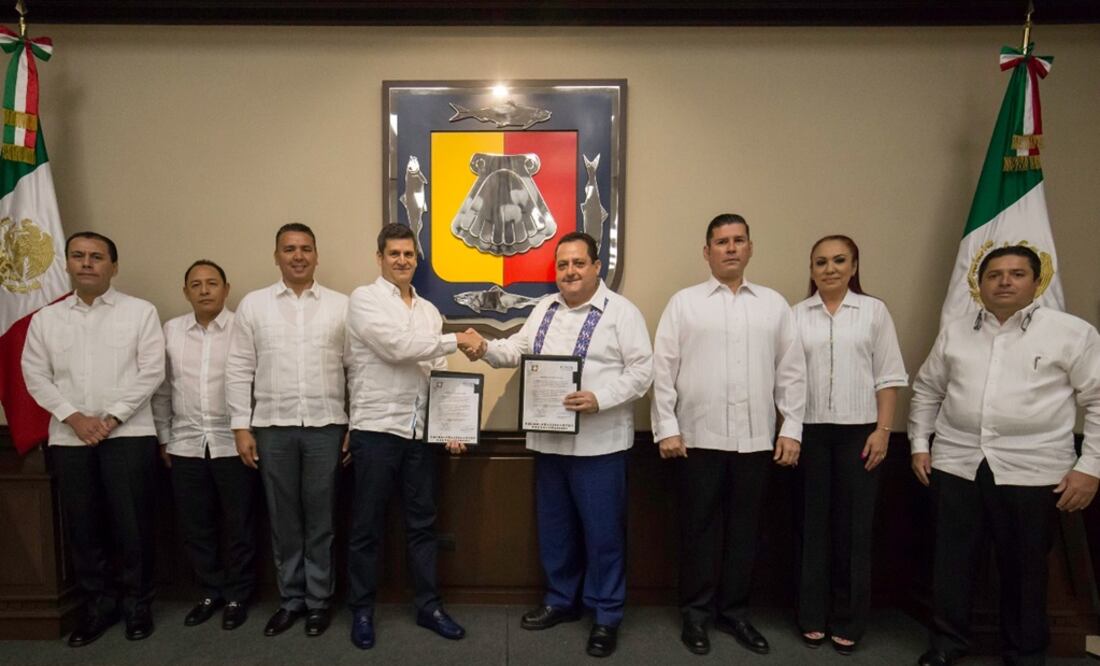 El titular de la Fepade, Héctor Díaz Santana Castaños y el gobernador de Baja California Sur, Carlos Mendoza Davis. Foto: Gladys Navarro