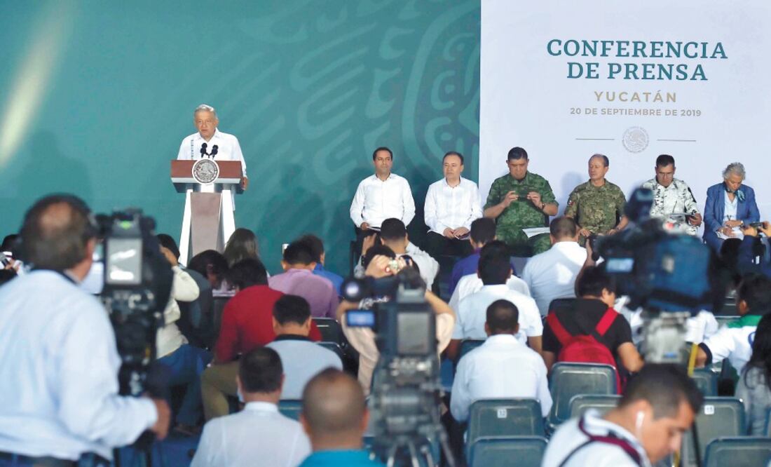 Durante su conferencia matutina en la Base Aérea Militar 8, el presidente Andrés Manuel López Obrador reiteró que las nuevas leyes en materia de educación servirán para darle su sitio a los maestros. Foto: PRESIDENCIA