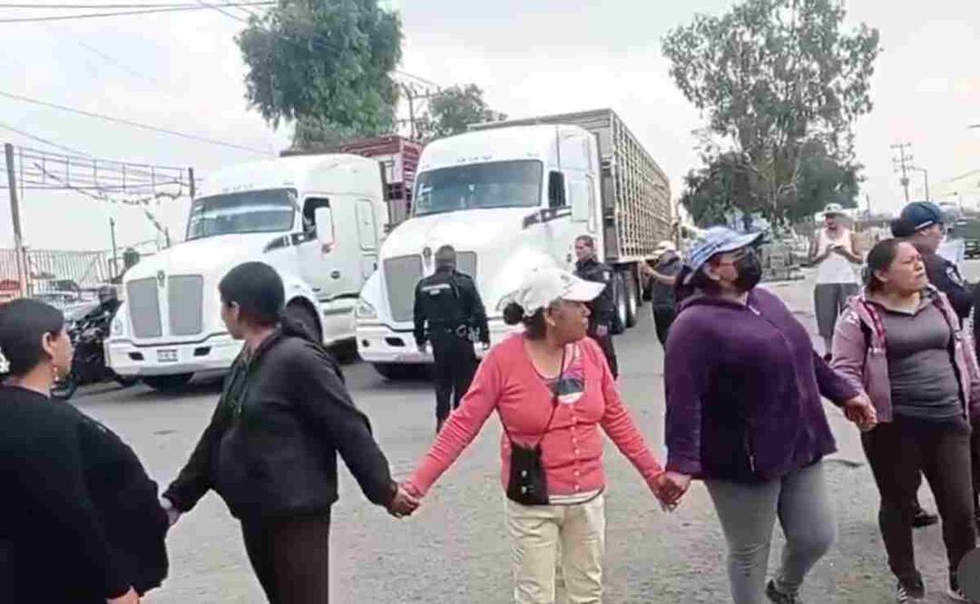 Bloqueo en la carretera México-Texcoco por falta de agua. Foto: Especial