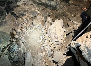 Rescatan restos óseos de al menos 500 años en cueva prehispánica de Coahuila; se estiman que corresponden a 17 personas