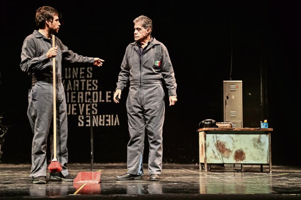 Héctor (derecha) recrea la historia del dramaturgo español David Dasola, en la que un hombre de la tercera edad es reemplaz (GERMAN ESPINOSA. EL UNIVERSAL)