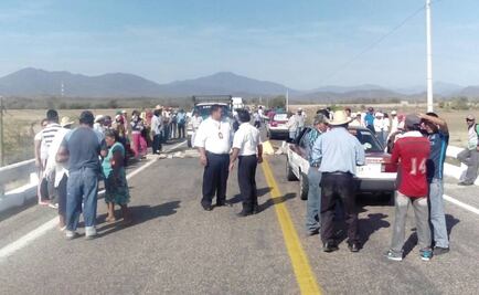 Productores de sorgo mantienen 3 bloqueos en Oaxaca