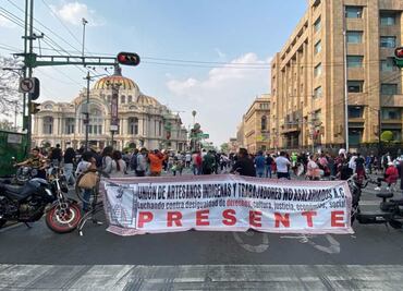 Por más de 4 horas, ambulantes y artesanos indígenas bloquearon Eje Central; exigen espacios para comercializar sus productos