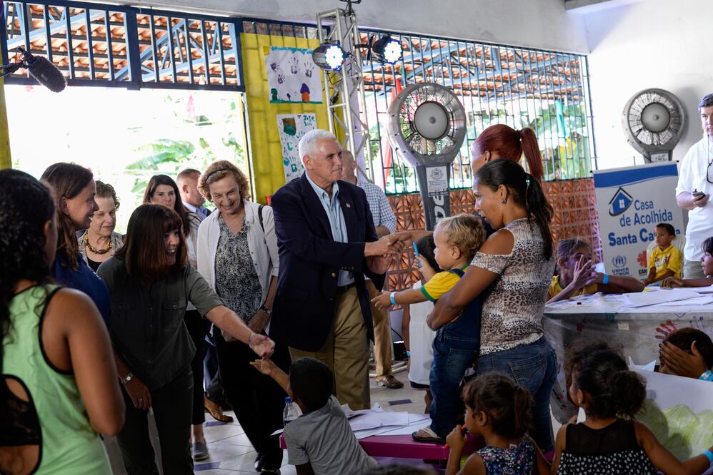 Mike Pence visita a refugiados venezolanos en Brasil; reitera críticas a Maduro