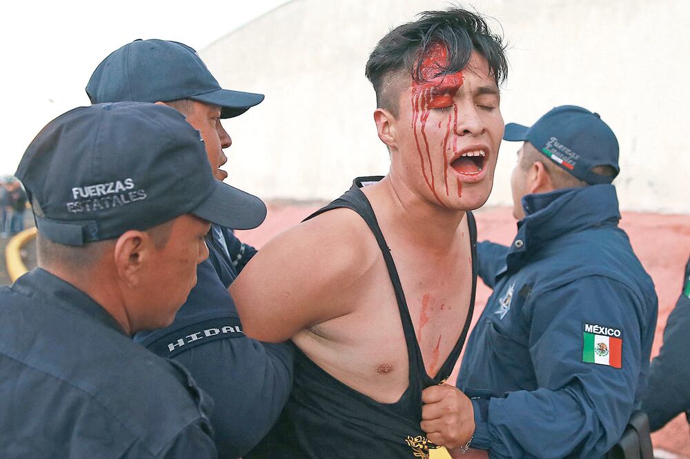 Los rijosos fueron controlados por elementos de seguridad en las inmediaciones del estadio Hidalgo, después de un choque entre grupos de animación tuzo y azulcrema (DANIEL CÁRDENAS. IMAGO7)
