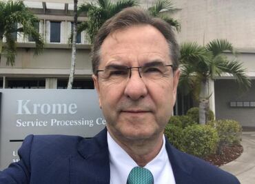 Tras reportes de malas condiciones, Esteban Moctezuma visita a mexicanos detenidos en Florida; "no están solos", dice